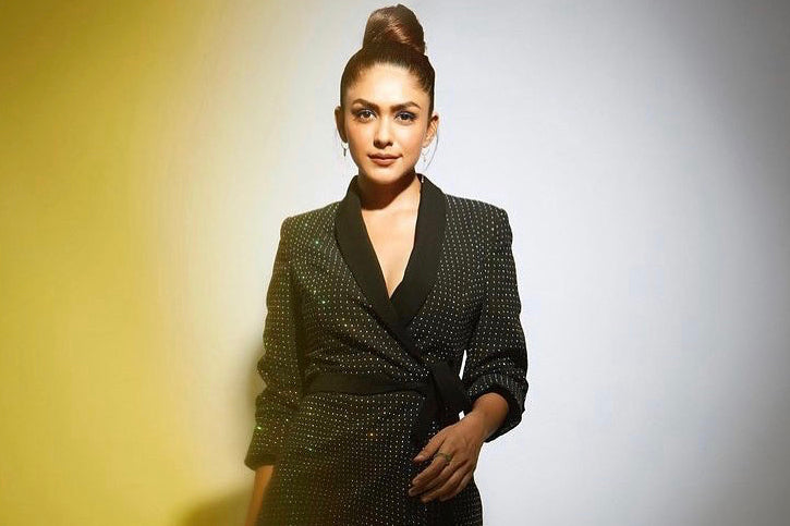 MRUNAL THAKUR X STUDDED CUBAN RING